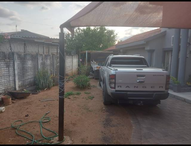 4 BEDROOM HOUSE FOR SALE IN OOS EINDE